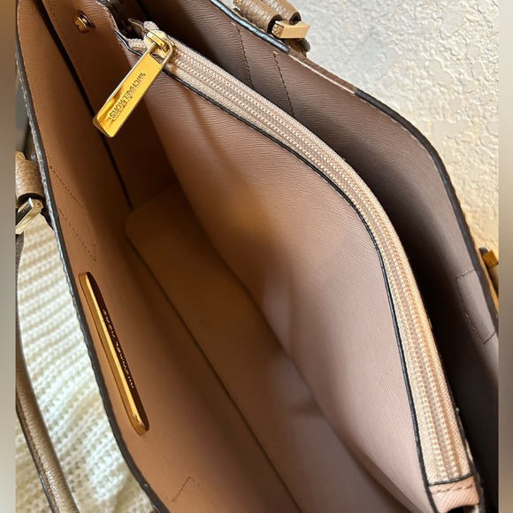 Michael Kors Mercer Large Pebbled Leather Accordion Tote Bag and Wallet - Picture 3 of 9